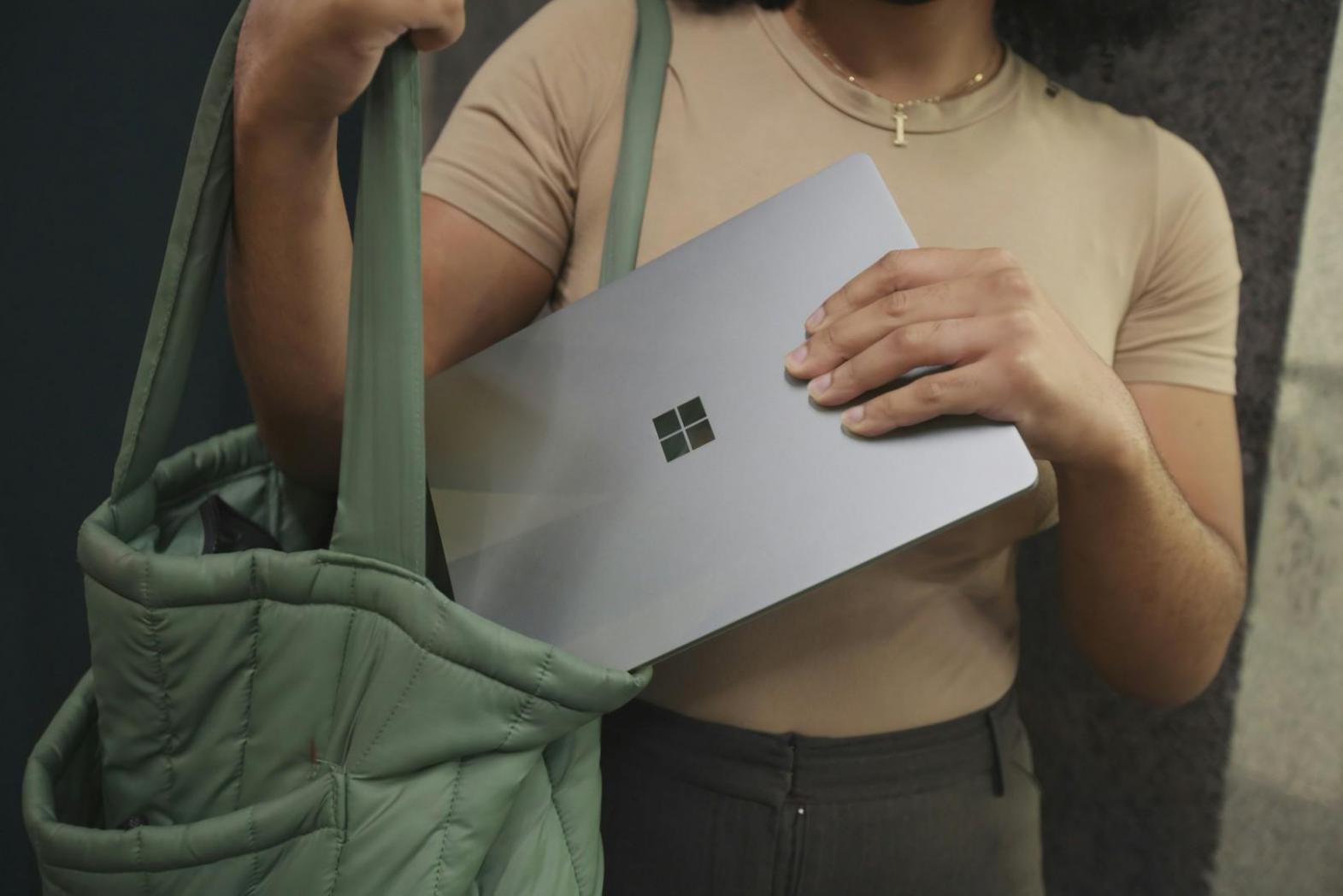 Gruppe diskutiert gemeinsam Finanzstrategien an einem modernen Arbeitsplatz