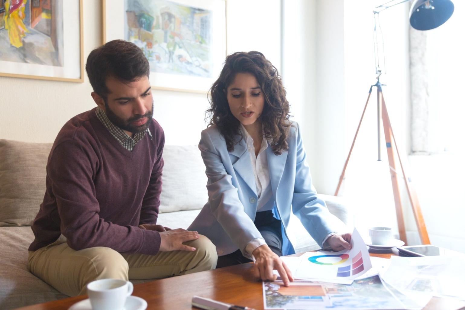 Workshop-Situation mit Teilnehmern bei Gruppenarbeit