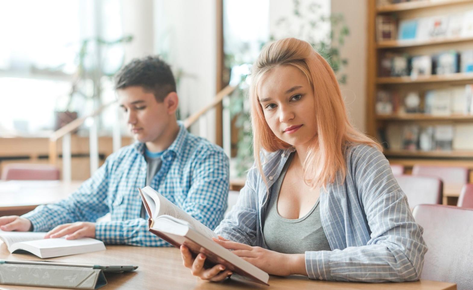 Teilnehmer arbeitet an modernem Laptop mit Budgetplanungs-Software in heller Arbeitsumgebung