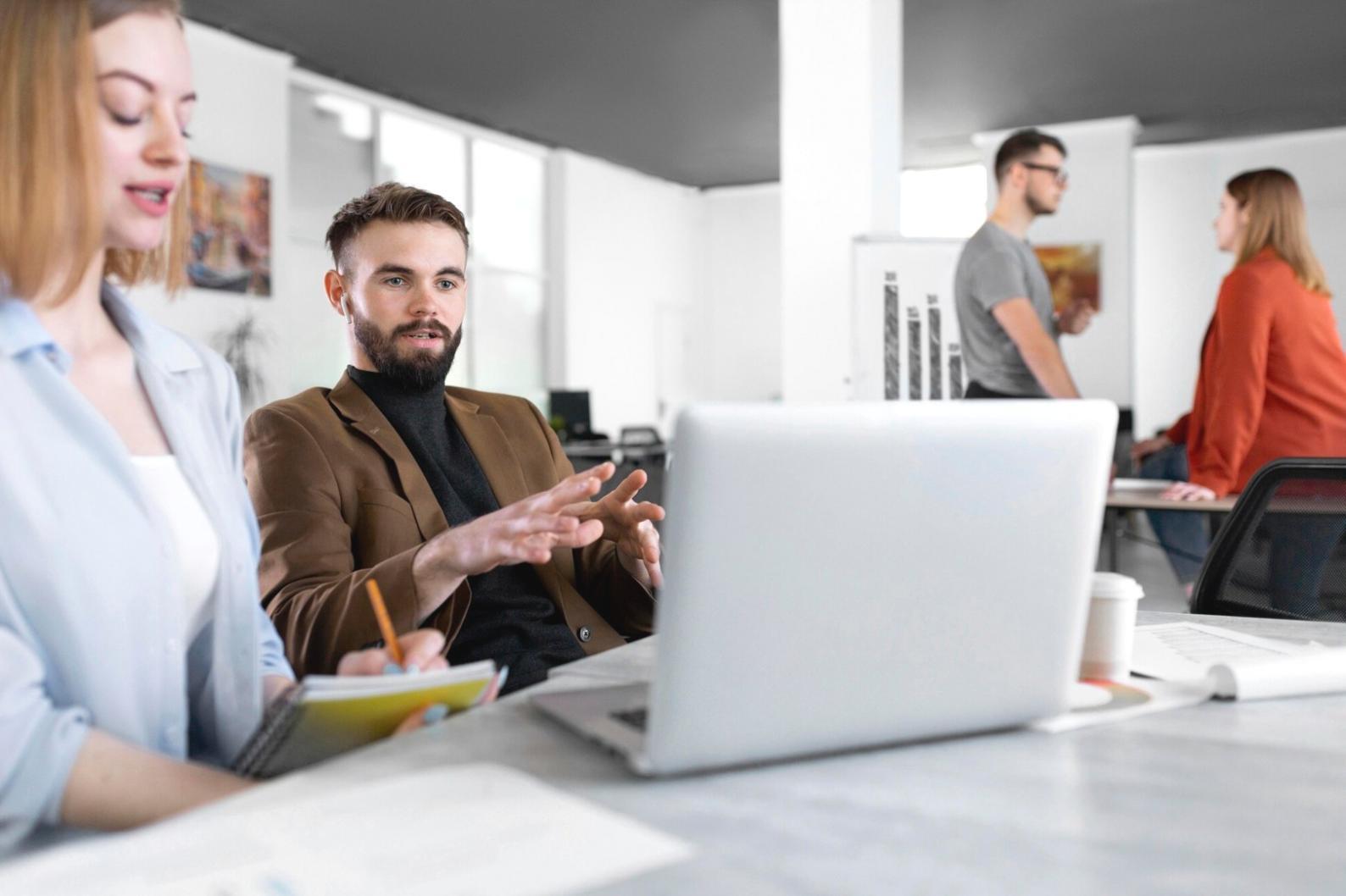 Team bei der Budgetplanung in modernem Büro
