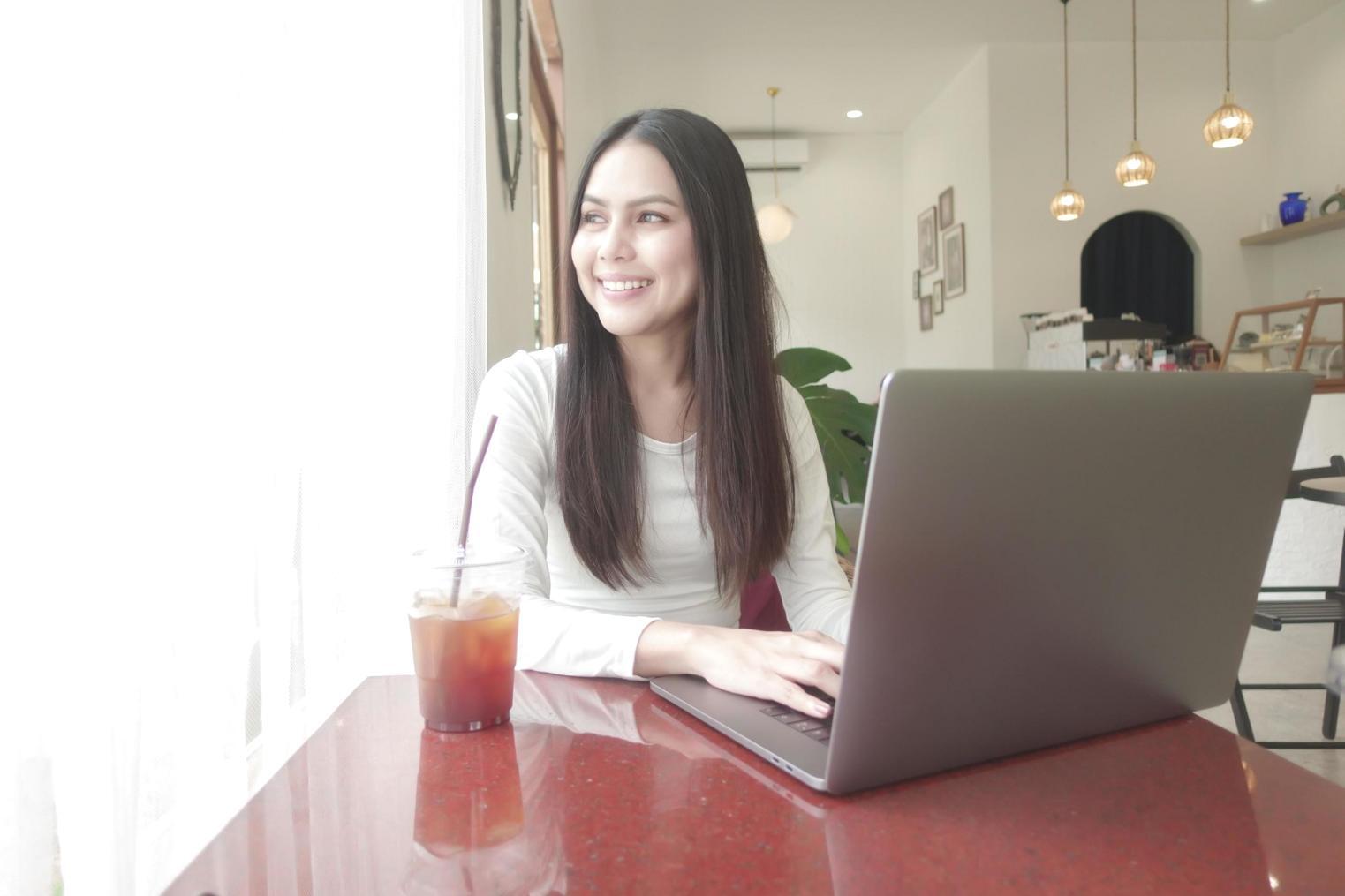 Teilnehmer arbeitet konzentriert an Budgetplan mit Taschenrechner und Notizen